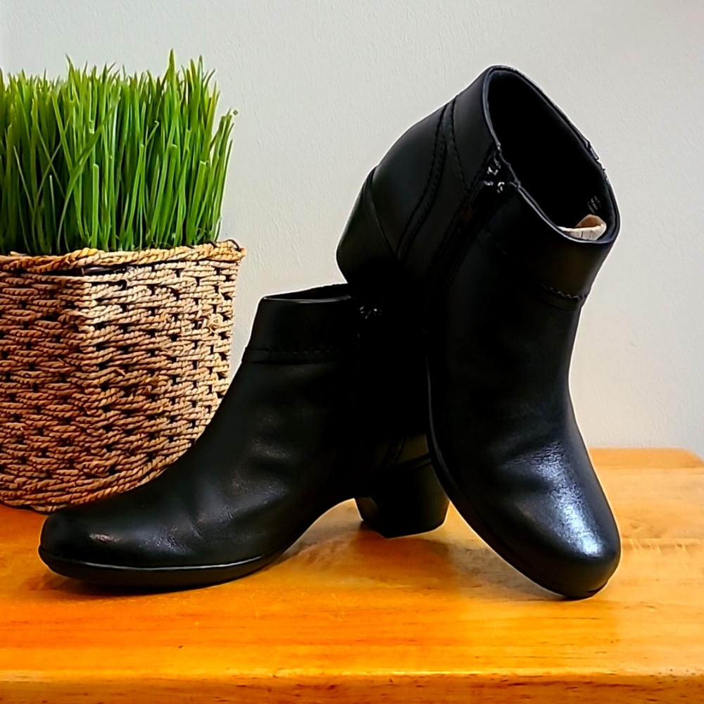 Clarks Bendables ankle booties